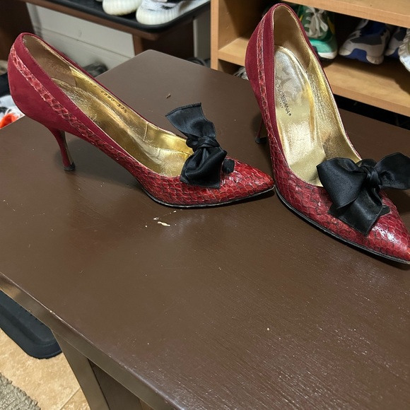 Dolce & Gabbana Red Heels with Black Bow - Picture 3 of 7